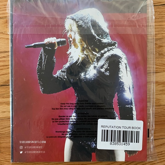 NEW Taylor Swift Reputation Tour Book - Picture 2 of 2